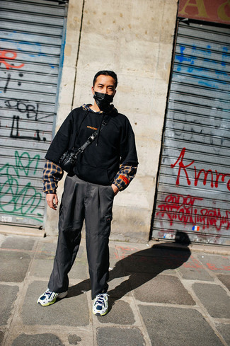 schwarzer bedruckter Pullover mit einem Kapuze von Marcelo Burlon County of Milan