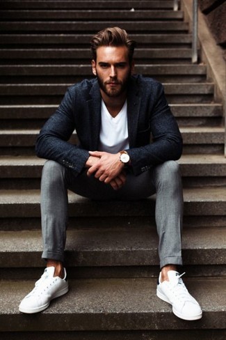 Wie T-Shirt mit einem V-Ausschnitt mit Sakkos zu kombinieren – 146 Herren Outfits
