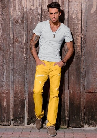 Wie T-Shirt mit einem V-Ausschnitt mit Jeans zu kombinieren – 27 Herren Outfits heiß Wetter