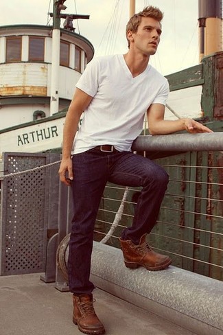 Wie T-Shirt mit einem V-Ausschnitt mit Jeans zu kombinieren – 245 Herren Outfits