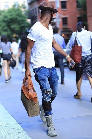 Wie T-Shirt mit einem V-Ausschnitt mit Jeans zu kombinieren – 27 Herren Outfits heiß Wetter