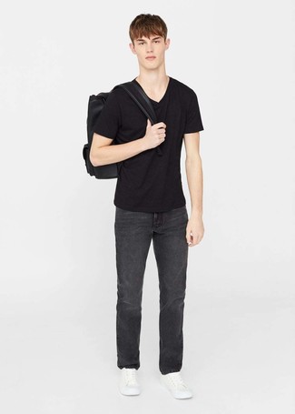 Wie T-Shirt mit einem V-Ausschnitt mit Jeans zu kombinieren – 27 Herren Outfits heiß Wetter