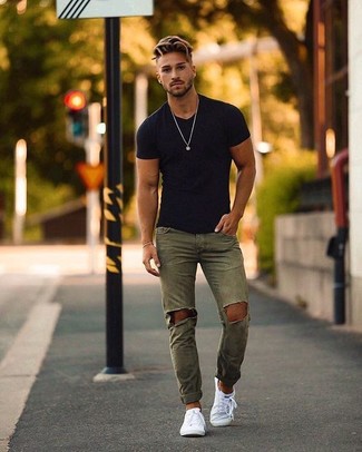 Wie T-Shirt mit einem V-Ausschnitt mit Jeans zu kombinieren – 27 Herren Outfits heiß Wetter