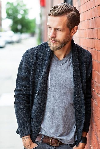 Wie T-Shirt mit einem V-Ausschnitt mit Jeans zu kombinieren – 245 Herren Outfits