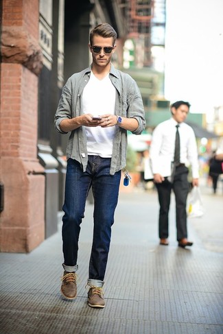 Wie T-Shirt mit einem V-Ausschnitt mit Jeans zu kombinieren – 245 Herren Outfits