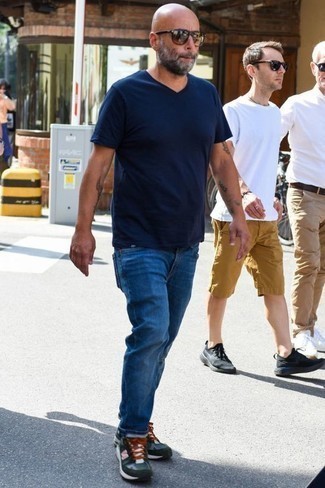 Wie T-Shirt mit einem V-Ausschnitt mit Jeans zu kombinieren – 27 Herren Outfits heiß Wetter
