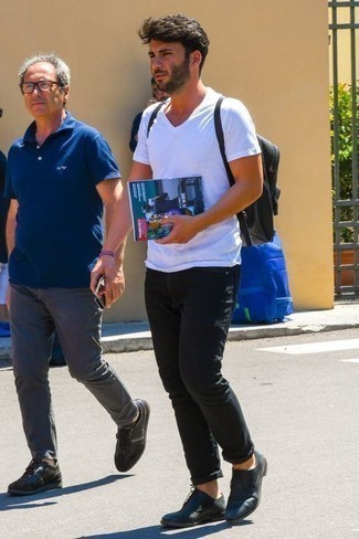 Wie T-Shirt mit einem V-Ausschnitt mit Jeans zu kombinieren – 27 Herren Outfits heiß Wetter