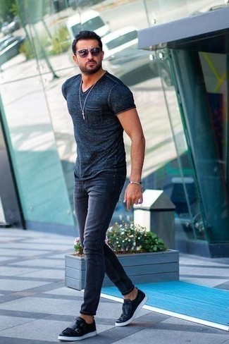 Wie T-Shirt mit einem V-Ausschnitt mit Jeans zu kombinieren – 27 Herren Outfits heiß Wetter