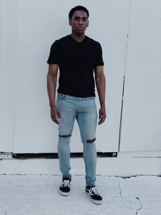 Wie T-Shirt mit einem V-Ausschnitt mit Jeans zu kombinieren – 27 Herren Outfits heiß Wetter