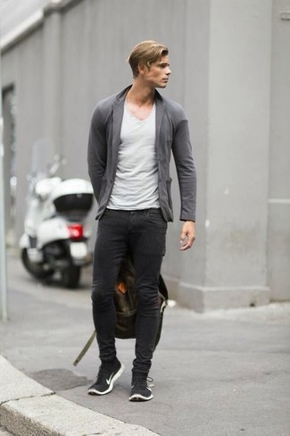 Wie T-Shirt mit einem V-Ausschnitt mit Jeans zu kombinieren – 245 Herren Outfits