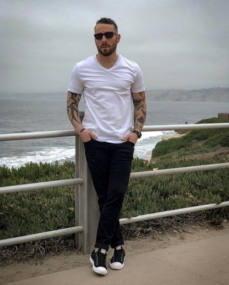 Wie T-Shirt mit einem V-Ausschnitt mit Jeans zu kombinieren – 27 Herren Outfits heiß Wetter