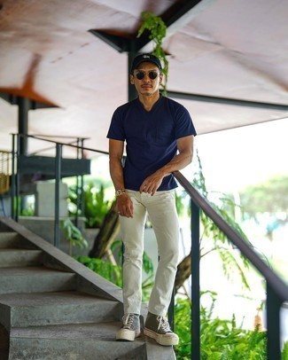 Wie T-Shirt mit einem V-Ausschnitt mit Jeans zu kombinieren – 27 Herren Outfits heiß Wetter