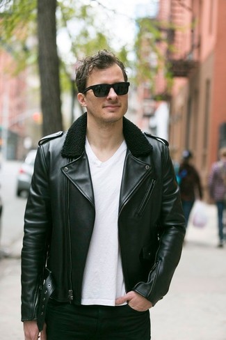 Wie T-Shirt mit einem V-Ausschnitt mit Jeans zu kombinieren – 245 Herren Outfits