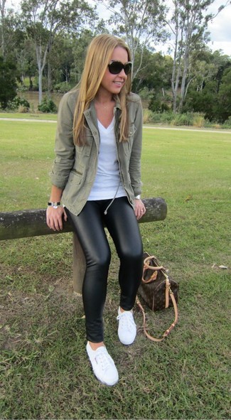 Wie T-Shirt mit einem V-Ausschnitt mit Leggings zu kombinieren – 20 Damen Outfits