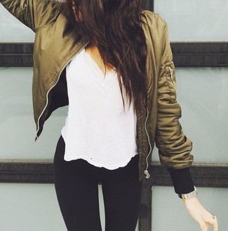 Wie T-Shirt mit einem V-Ausschnitt mit Leggings zu kombinieren – 20 Damen Outfits