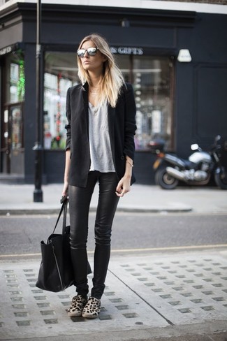Wie T-Shirt mit einem V-Ausschnitt mit Leggings zu kombinieren – 20 Damen Outfits