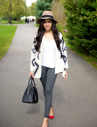 Wie T-Shirt mit einem V-Ausschnitt mit Leggings zu kombinieren – 20 Damen Outfits