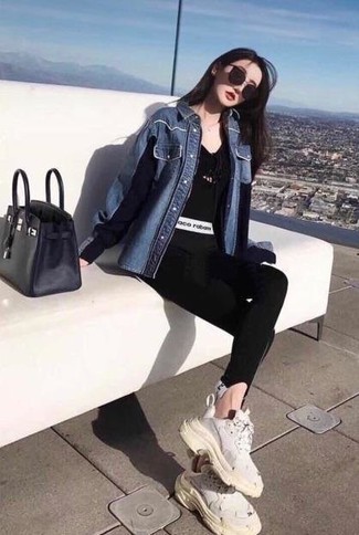 Wie T-Shirt mit einem V-Ausschnitt mit Leggings zu kombinieren – 20 Damen Outfits