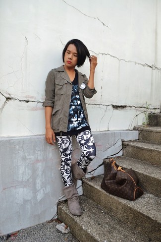 Wie T-Shirt mit einem V-Ausschnitt mit Leggings zu kombinieren – 20 Damen Outfits