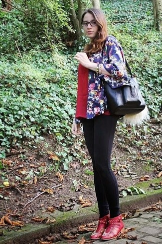 Wie T-Shirt mit einem V-Ausschnitt mit Leggings zu kombinieren – 20 Damen Outfits