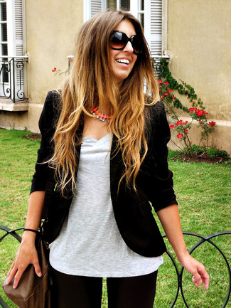 Wie T-Shirt mit einem V-Ausschnitt mit Leggings zu kombinieren – 20 Damen Outfits
