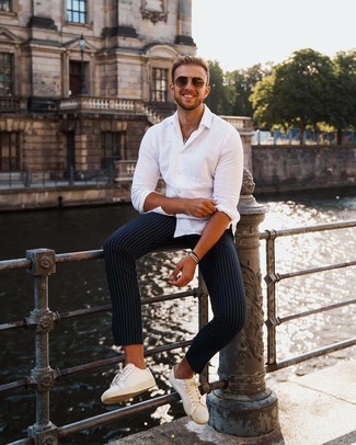 Vertikal gestreifte Chinohose kombinieren – 382 Casual Herren Outfits