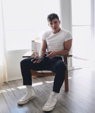 Vertikal gestreifte Chinohose kombinieren – 382 Casual Herren Outfits