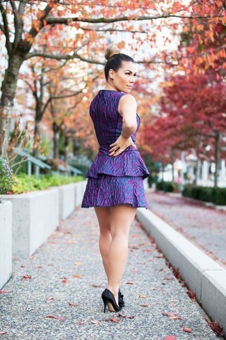 Violettes bedrucktes ausgestelltes Kleid kombinieren – 1 Damen Outfits: Entscheiden Sie sich für ein violettes bedrucktes ausgestelltes Kleid, um wahrhaft elegant auszusehen. Schwarze Wildleder Pumps sind eine kluge Wahl, um dieses Outfit zu vervollständigen.