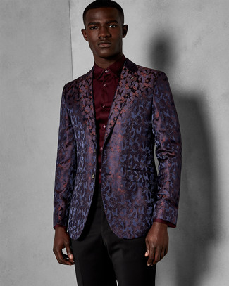 Violettes Sakko aus Brokat kombinieren – 1 Herren Outfits: Kombinieren Sie ein violettes Sakko aus Brokat mit einer schwarzen Anzughose für einen stilvollen, eleganten Look.