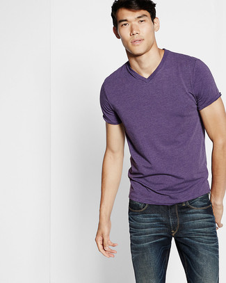 20 Jährige: Hellviolettes T-Shirt mit einem V-Ausschnitt kombinieren – 1 Herren Outfits heiß Wetter: Erwägen Sie das Tragen von einem hellvioletten T-Shirt mit einem V-Ausschnitt und dunkelblauen Jeans, um einen lockeren, aber dennoch stylischen Look zu erhalten.