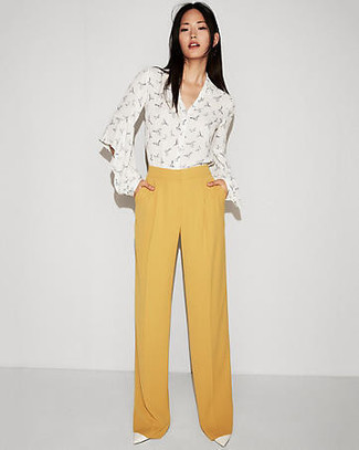 Gelbe weite Hose kombinieren – 35 Damen Outfits: Entscheiden Sie sich für einen schicken Stil in einer weißen bedruckten Bluse mit Knöpfen und einer gelben weiter Hose. Weiße Leder Pumps sind eine großartige Wahl, um dieses Outfit zu vervollständigen.