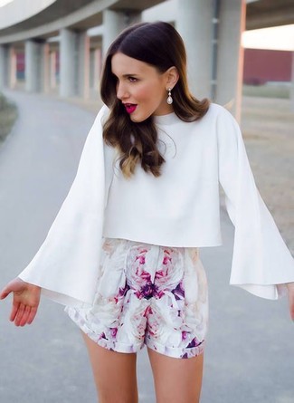 Ohrringe kombinieren – 500+ Damen Outfits: Erwägen Sie das Tragen von einer weißen Langarmbluse und Ohrringen, um einen hübschen super lässigen Alltags-Look zu kreieren.