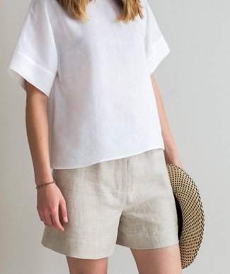 Hellbeige Shorts kombinieren – 73 Damen Outfits: Tragen Sie eine weiße Leinen Kurzarmbluse zu hellbeige Shorts, um ein wunderbares Freizeit-Outfit zu erzielen.