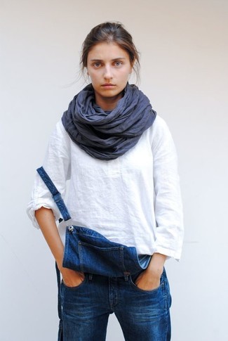 Dunkelblauen Leinen Schal kombinieren – 1 Damen Outfits: Entscheiden Sie sich für eine weiße Leinen Langarmbluse und einen dunkelblauen Leinen Schal, um eine gemütliche Stimmung zu schaffen.