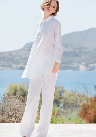 Weiße Leinen weite Hose kombinieren – 5 Damen Outfits: Wenn Sie ein elegantes, aber dennoch legeres Outfit erzeugen möchten, macht die Kombi aus einer weißen Leinen Tunika und einer weißen Leinen weiter Hose Sinn.
