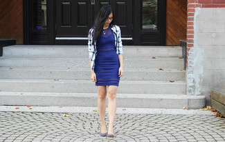 Blaues figurbetontes Kleid kombinieren – 27 Damen Outfits: Um einen tollen Freizeit-Look zu erreichen, vereinigen Sie ein blaues figurbetontes Kleid mit einer weißen und blauen Bikerjacke mit Karomuster. Ergänzen Sie Ihr Look mit hellblauen Wildleder Pumps.