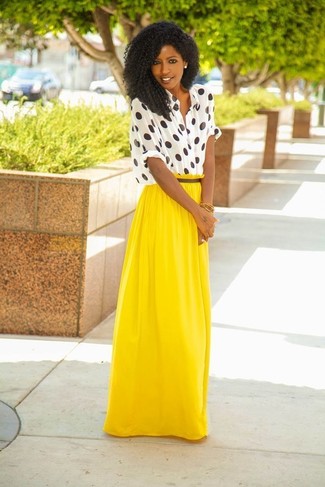 Gelben Maxirock kombinieren – 18 Damen Outfits: Probieren Sie diese Paarung aus einer weißen und schwarzen gepunkteten Bluse mit Knöpfen und einem gelben Maxirock, um ein modisches, entspanntes Outfit zu erzeugen.