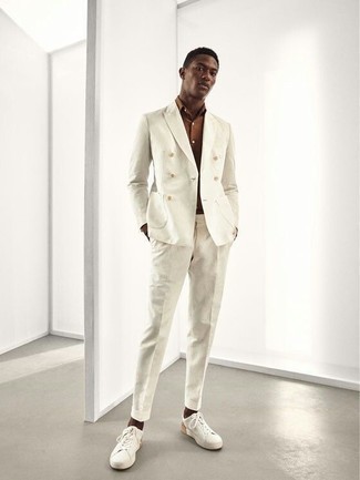 Braunes Kurzarmhemd kombinieren – 184 Herren Outfits: Kombinieren Sie ein braunes Kurzarmhemd mit einem weißen Anzug, um vor Klasse und Perfektion zu strotzen. Fühlen Sie sich mutig? Entscheiden Sie sich für weißen Segeltuch niedrige Sneakers.