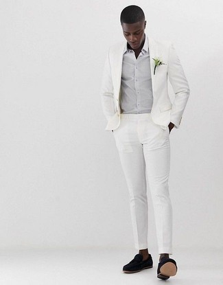 Welche Slipper mit Quasten mit grauen Businesshemdes zu tragen – 62 Herren Outfits: Kombinieren Sie ein graues Businesshemd mit einem weißen Anzug für eine klassischen und verfeinerte Silhouette. Wenn Sie nicht durch und durch formal auftreten möchten, ergänzen Sie Ihr Outfit mit Slippern mit Quasten.
