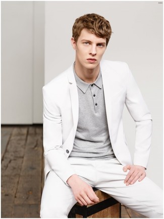 Weißen Anzug kombinieren – 55 Smart-Casual Herren Outfits: Kombinieren Sie einen weißen Anzug mit einem grauen Polohemd für Drinks nach der Arbeit.