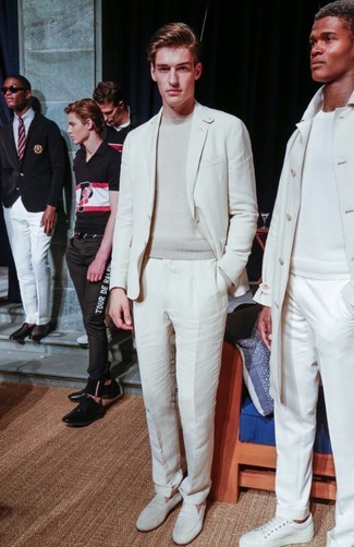 weißer Anzug, hellbeige Pullover mit einem Rundhalsausschnitt, weiße Leder Slipper für Herren