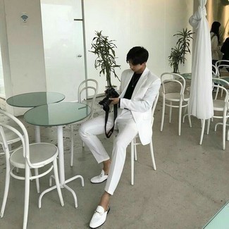 Weißen Anzug kombinieren – 41 Smart-Casual Sommer Herren Outfits: Kombinieren Sie einen weißen Anzug mit einem schwarzen Langarmshirt, wenn Sie einen gepflegten und stylischen Look wollen. Machen Sie Ihr Outfit mit weißen Leder Slippern eleganter. Dass dieser Sommer-Style sofort gute Laune bereitet, ist offensichtlich.