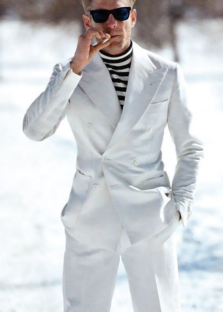 30 Jährige: Weißen und dunkelblauen Rollkragenpullover kombinieren – 477 Herren Outfits warm Wetter: Paaren Sie einen weißen und dunkelblauen Rollkragenpullover mit einem weißen Anzug für einen stilvollen, eleganten Look.