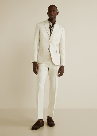 Weißen Anzug kombinieren – 155 Herren Outfits: Vereinigen Sie einen weißen Anzug mit einem weißen bedruckten Businesshemd für eine klassischen und verfeinerte Silhouette. Dieses Outfit passt hervorragend zusammen mit dunkelbraunen Wildleder Slippern.