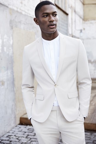 20 Jährige: Weißes und dunkelblaues Businesshemd kombinieren – 474 Elegante Herren Outfits: Erwägen Sie das Tragen von einem weißen und dunkelblauen Businesshemd und einem weißen Anzug für eine klassischen und verfeinerte Silhouette.