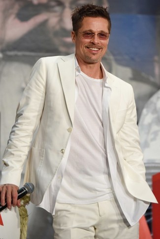 Brad Pitt trägt weißer Anzug, weißes Businesshemd, weißes T-Shirt mit einem Rundhalsausschnitt