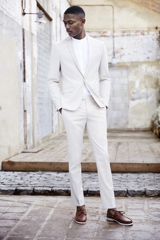 Wie weißen Anzug mit dunkelbrauner Leder Bootsschuhe zu kombinieren – 3 Herren Outfits: Entscheiden Sie sich für einen klassischen Stil in einem weißen Anzug und einem weißen Langarmhemd. Suchen Sie nach leichtem Schuhwerk? Wählen Sie dunkelbraunen Leder Bootsschuhe für den Tag.