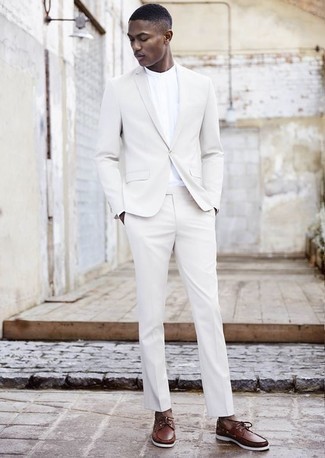 Braune Leder Bootsschuhe kombinieren – 102 Smart-Casual Herren Outfits: Kombinieren Sie einen weißen Anzug mit einem weißen Langarmhemd für einen stilvollen, eleganten Look. Suchen Sie nach leichtem Schuhwerk? Ergänzen Sie Ihr Outfit mit braunen Leder Bootsschuhen für den Tag.