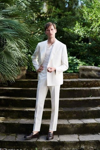 Weißen Anzug kombinieren – 155 Herren Outfits: Entscheiden Sie sich für einen weißen Anzug und ein weißes Polohemd für einen für die Arbeit geeigneten Look. Dunkelbraune Leder Slipper sind eine einfache Möglichkeit, Ihren Look aufzuwerten.