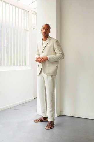 Weißen Anzug kombinieren – 5 Casual Herren Outfits: Kombinieren Sie einen weißen Anzug mit einem weißen T-Shirt mit einem Rundhalsausschnitt, wenn Sie einen gepflegten und stylischen Look wollen. Fühlen Sie sich ideenreich? Komplettieren Sie Ihr Outfit mit braunen Ledersandalen.